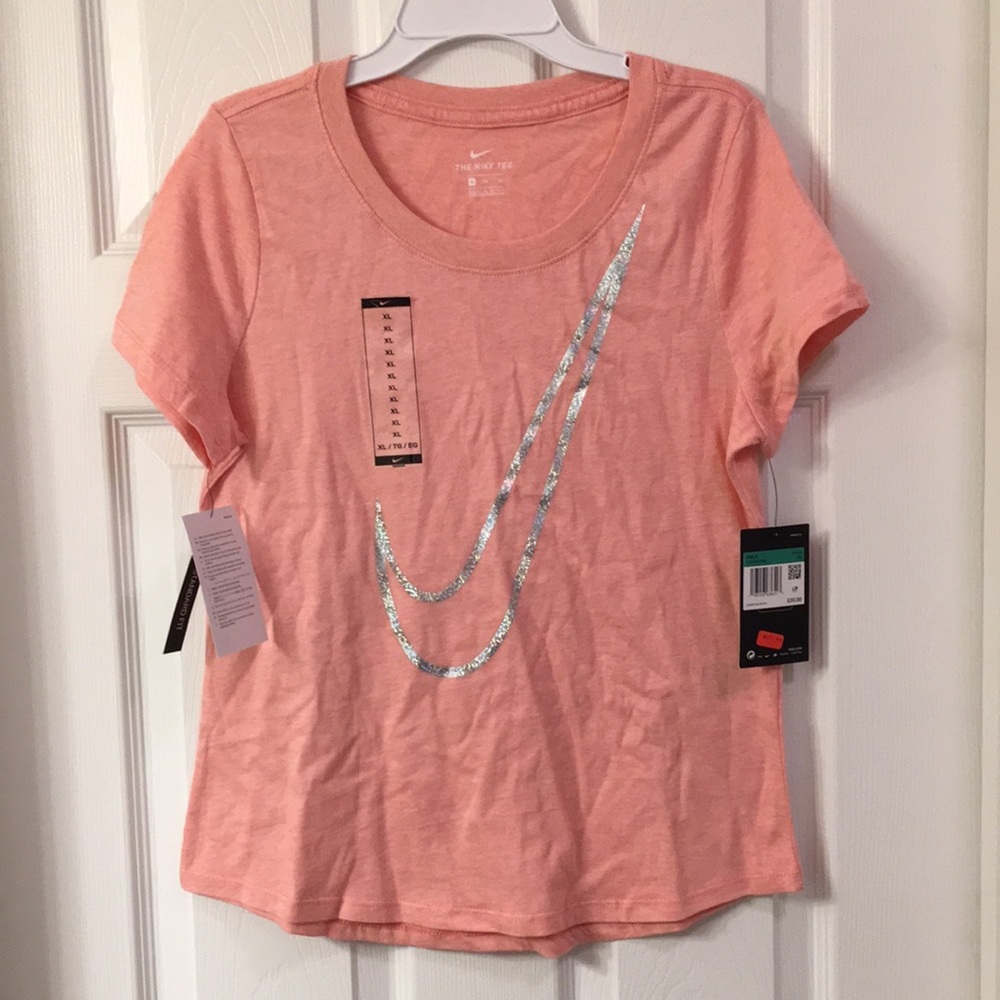 - Girls Nike tee size XL